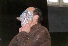 Gilles tenant le masque