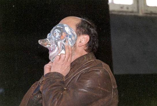 Gilles tenant le masque