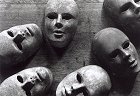 Masques flottant sur une table