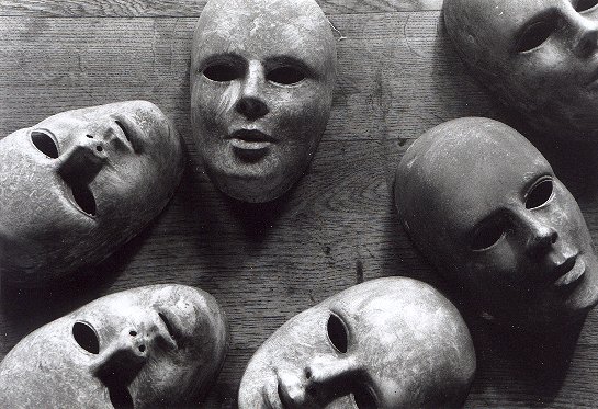 Masques flottant sur une table
