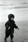 Enfant courant sur la plage en hiver