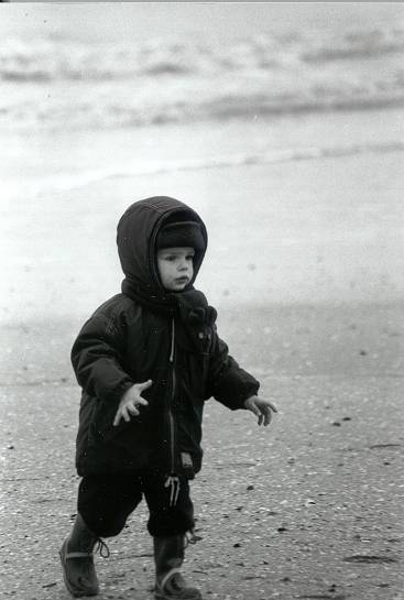 Enfant courant sur la plage en hiver