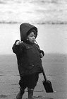 Enfant  la pelle