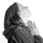 Sylviane, les mains jointes