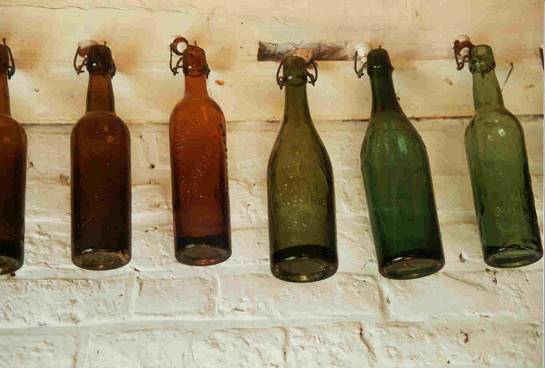 Bouteilles au plafond