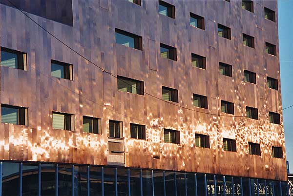 Immeuble en feu, détail de la façade, 2