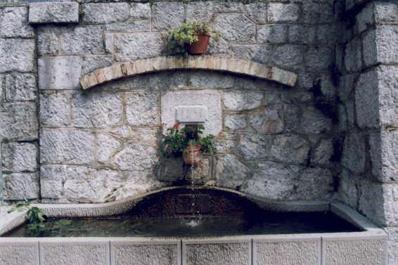 Fontaine sur la place centrale