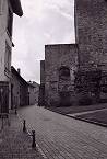 une rue vers la Tour des Voués
