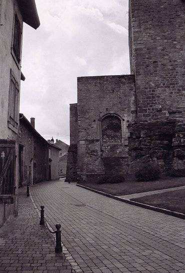 une rue vers la Tour des Voués
