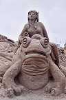 Femme sur grenouille